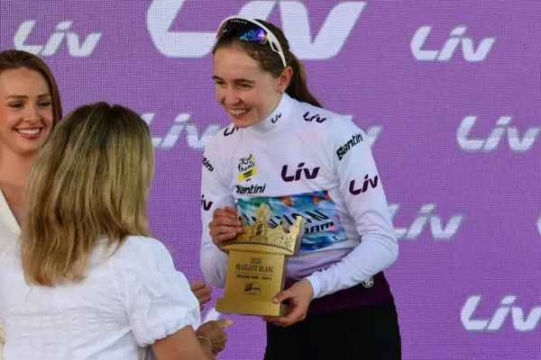 Bruckmühlerin Antonia Niedermaier gewinnt Weißes Trikot bei der Tour de France Femmes image 1