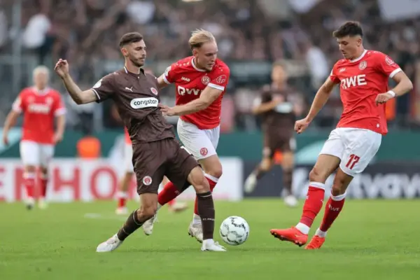 Rot-Weiss Essen feiert DFB-Pokal-Erfolg gegen St. Pauli