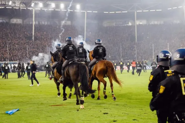 Mannheim: DFB-Pokal-Derby eskaliert, Waldhof-Boss gibt Kaiserslautern die Schuld an Randale